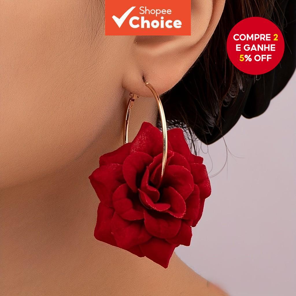 Brinco de rosa vermelho vivo e moderno em formato de flor, acessório elegante e ousado para mulheres.