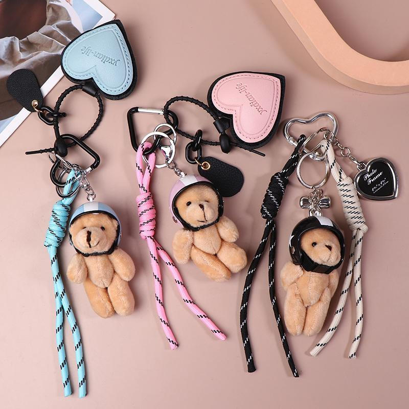 Pingente Decorativo de Urso com Capacete, Estilo Doce e Moderno, Corda Trançada de Couro em Forma de Coração, Chaveiro C