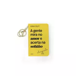 A gente mira no amor e acerta na solidão - Livro de bolso com chaveiro