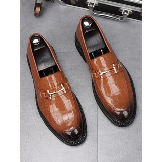 Sapatos de couro Horsebit masculinos bico fino versão coreana couro brilhante aumento interno deslizamento em sapatos ma