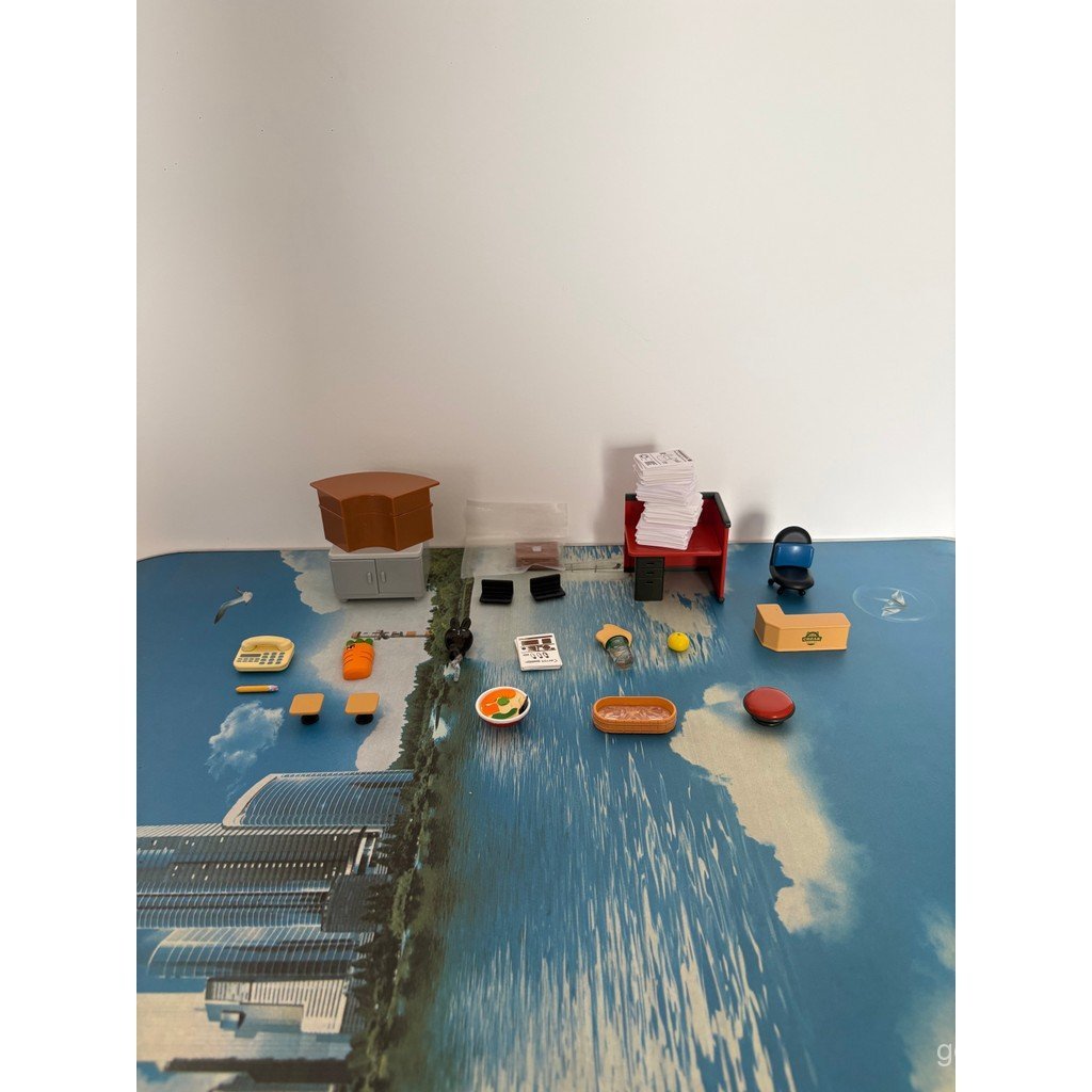 Novos itens em miniatura soltos: sofá simulado, caixa registradora, armário, máquina de café, mesa de jantar, expositor