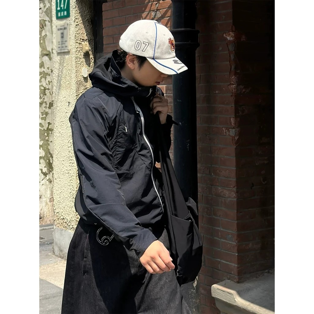 Canto lateral arco zíper com capuz preto costura roupas de proteção solar jaqueta masculina verão fino esportes ao ar li