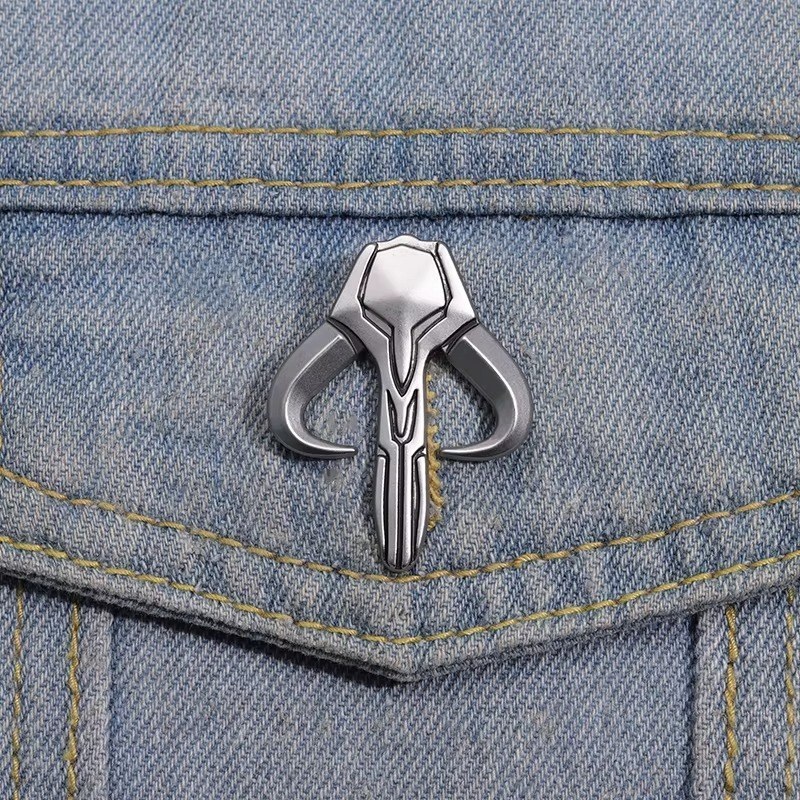 Broche Mythossauro Mandalorian Esmaltado Star Wars Pin Metal Prateado Mochila Lapela Geek Nerd Cosplay Presente Fans