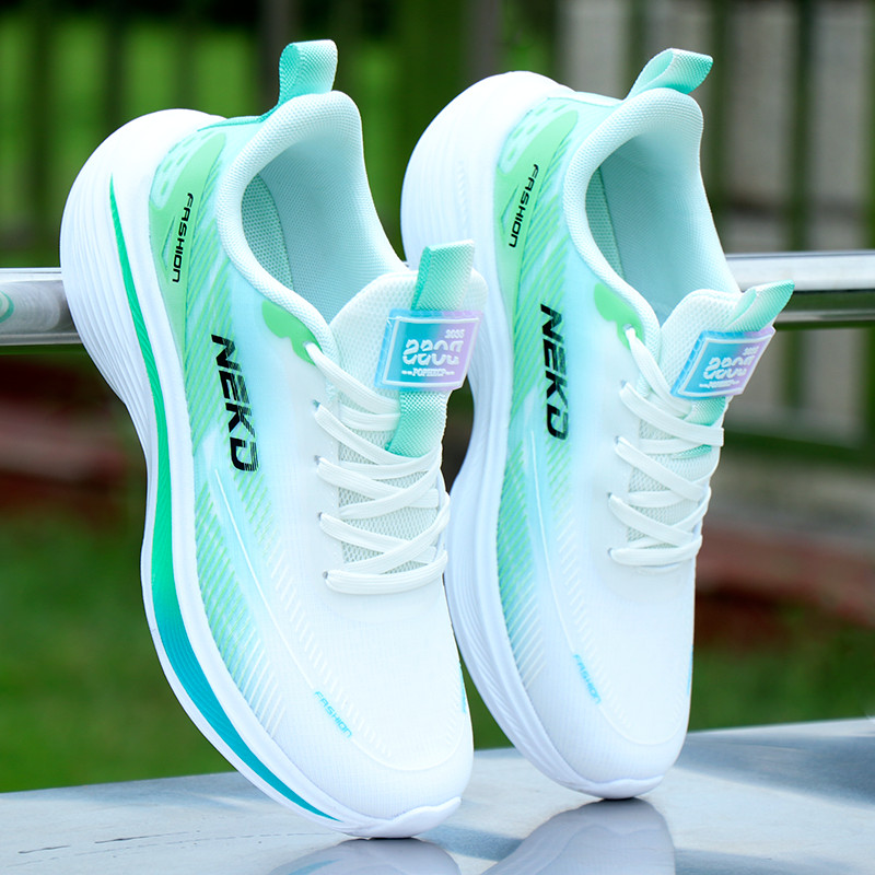Sapatos masculinos leves 2026 verão novo estilo respirável sapatos de malha de seda gelo sapatos casuais masculinos All-