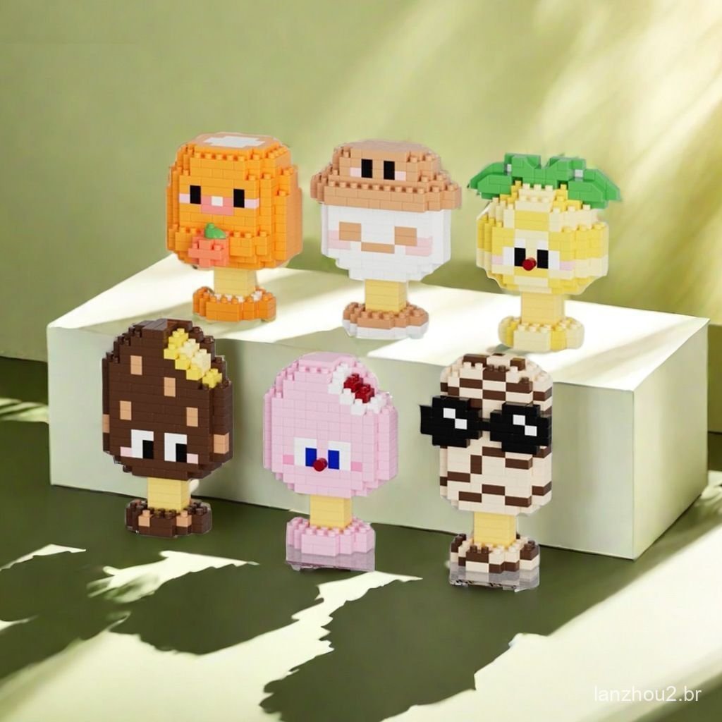 Decorações de blocos de montar em forma de sorvete e picolé feitas com pequenas peças, sorvete de chocolate com amora.