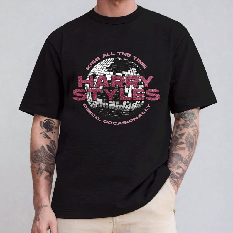 Camiseta Masculina Feminina Oversized Estampa Harry Styles Globo Discoteca Letra Rosa Glitter, T-shirt Streetwear