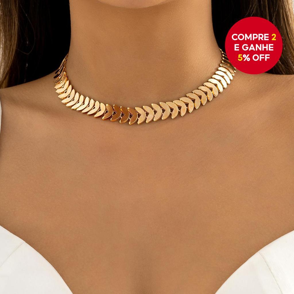 Colar choker curto em corrente de escala simples e elegante para mulheres, acessório de pescoço dourado na moda.