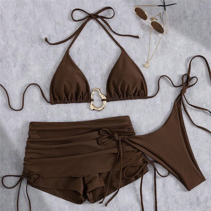 Conjunto de biquíni de 3 peças com top triangular de alças metálicas, cor marrom sólida, shorts, tanga ultra-fina, maiô