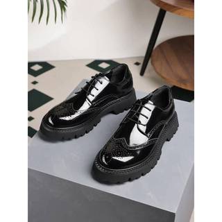 Sapatos masculinos de couro brilhante esculpidos à mão, couro genuíno com cadarço, bico redondo, roupa Formal de negócio