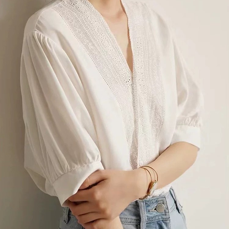 Francês Maje Franch francês branco renda com decote em V camisa feminina verão simples estilo preguiçoso manga curta All