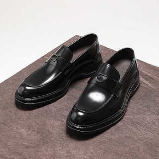 Dedo do pé redondo sapatos de couro casuais moda masculina de sola grossa um Pedal camada de dedo do pé na moda confortá