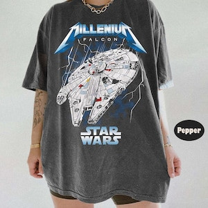 Camiseta Cinza Unisex, Alta Qualidade, Design com Nave Espacial de Star Wars e Raios, Textos "MILLENNIUM FALCON" e "STAR