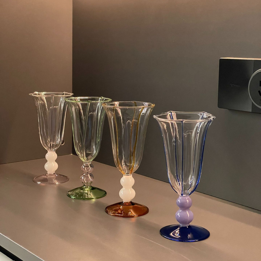 Copos de vinho de alta qualidade e elegantes, com cores contrastantes, copos de vinho branco, copos de coquetel sofistic