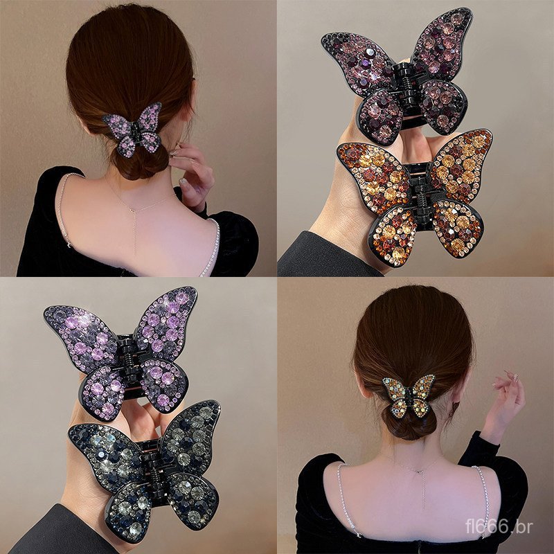 Elegante presilha de cabelo em formato de meio coque, com um acessório de cabelo de tamanho médio em forma de borboleta