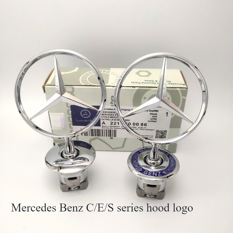 Capô com emblema da estrela do logotipo da Mercedes Benz, frontal prateado e azul 0841
