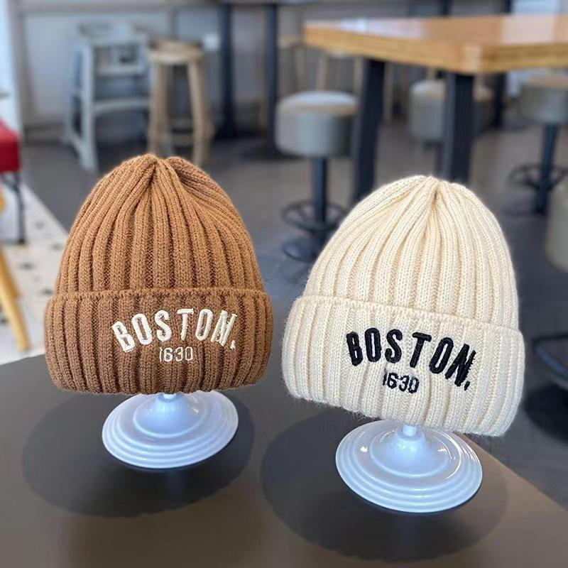 Gorro de Lã Infantil Decorativo de Inverno com Letras, Gorro de Lã Quente Bordado em Cor Sólida para Crianças, Novo Gorr