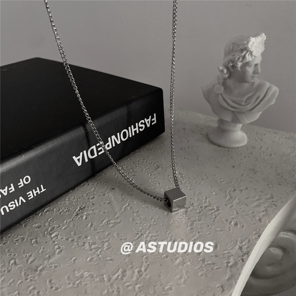 Minimalista ins Metal pequeno quadrado pingente longo colar masculino feminino na moda cubo colar único nacional na moda