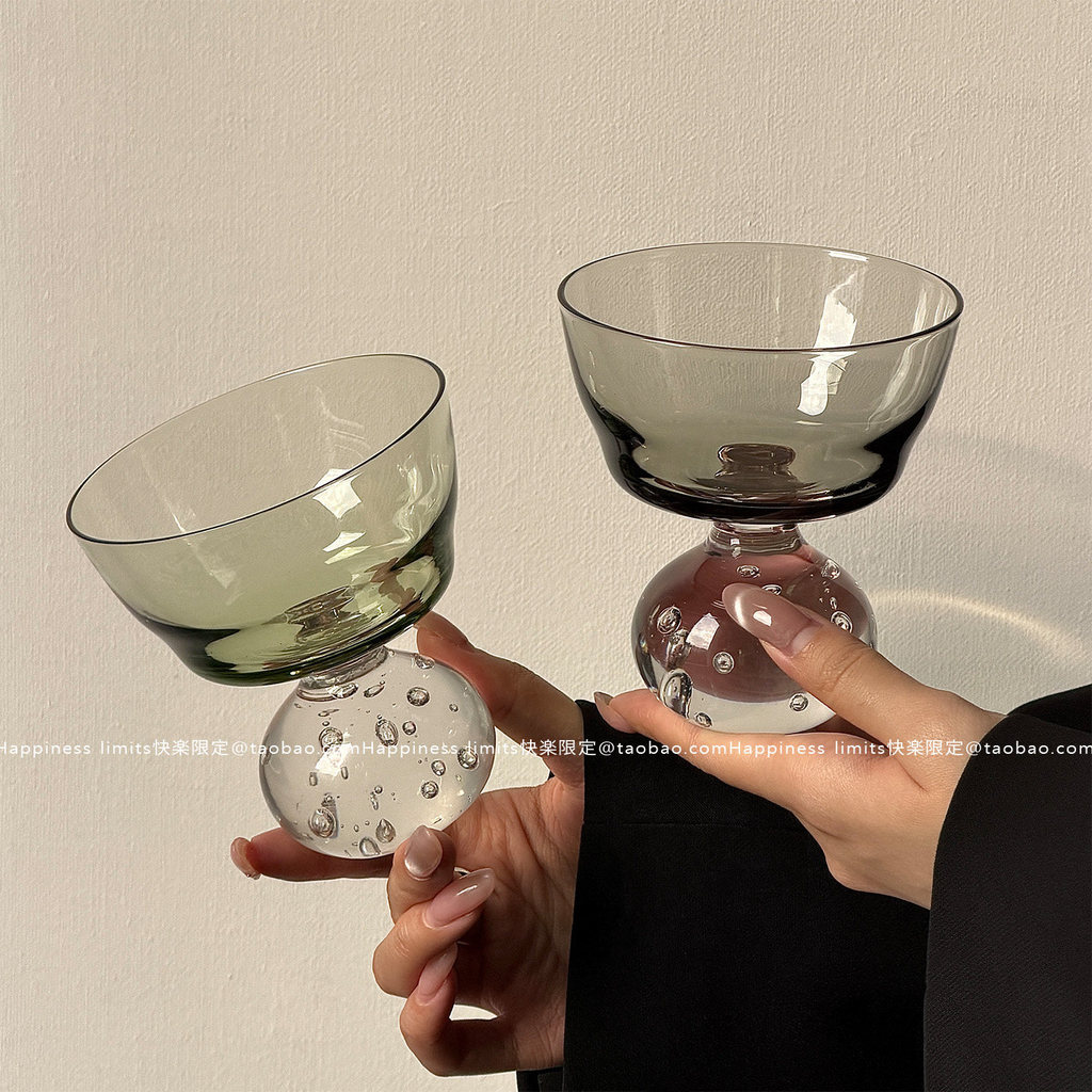 Taça de coquetel vintage, base com pérola de fumaça verde claro e bolhas, vidro cristal, copo retrô para drinks