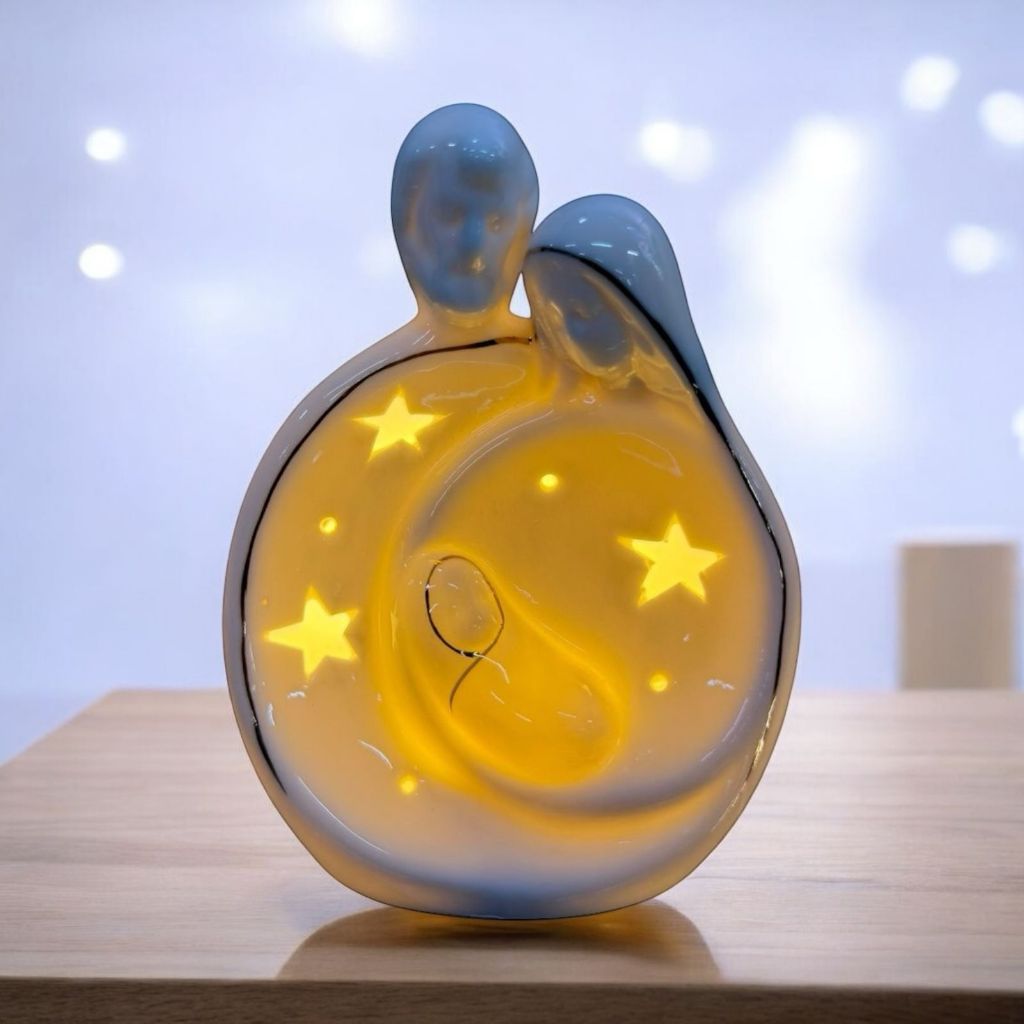 Luminária Abajur Porcelana Sagrada Família 12 cm Bivolt Led Detalhes em Dourado Porcelana Importada