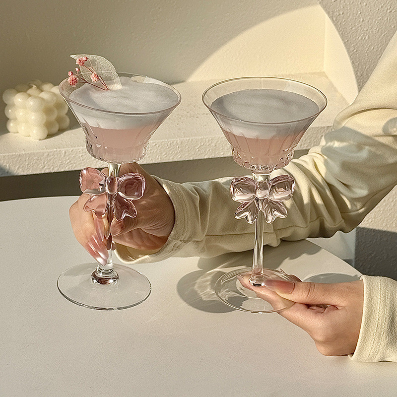 Copo de coquetel, milkshake e chá de frutas altamente estiloso e digno de Instagram, com um toque de design para uma beb