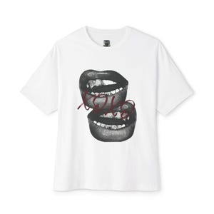 Camiseta Masculina Feminina Oversized Estampa Lábios Grillz XOXO Streetwear, Camiseta Branca Estética Urbana
