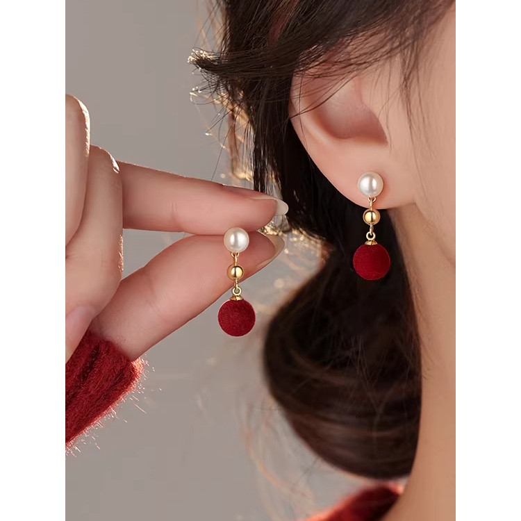 Outono inverno vermelho Pompom imitação de pérola brincos feminino luz luxo High-End temperamento brincos Benming ano br