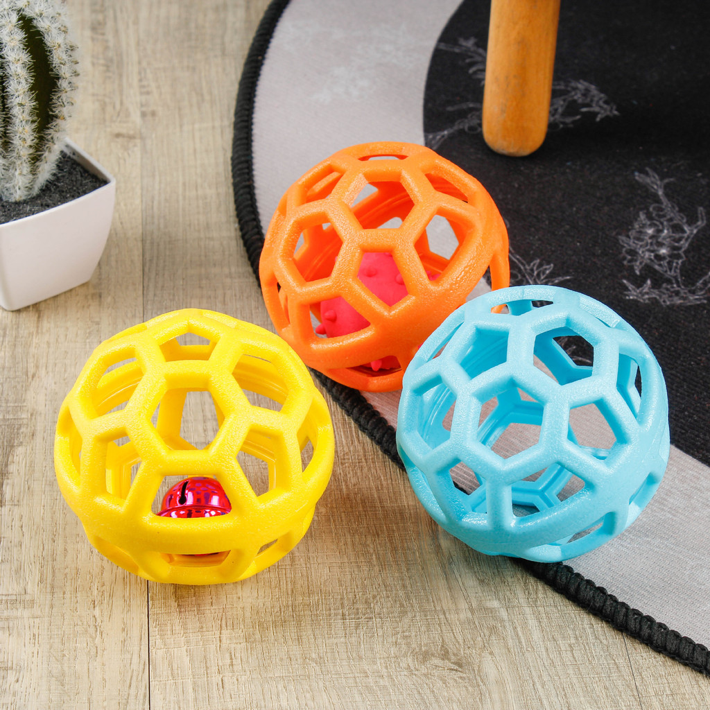 Bola de brinquedo popular para animais de estimação, brinquedo durável e resistente a mordidas em TPR, com design geomét