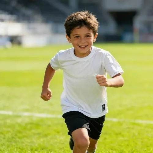 CONJUNTO INFANTIL SANTOS BRANCO CAMISA + SHORT + MEIÃO + FIGURINHAS (ESCUDO OFICIAL BORDADO NA CAMISA E NO SHORT)