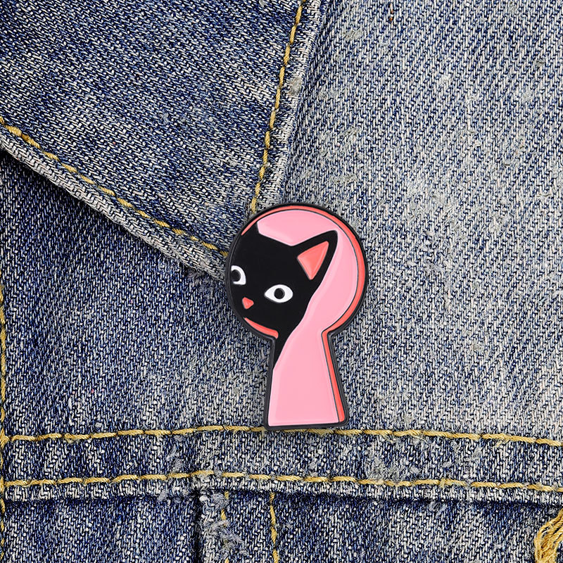 Rosa Buraco De Fechadura Contorno Explorar Gatinho Preto Esmalte Broche Moda Acessórios De Roupas Mochila Crachá Jóias P
