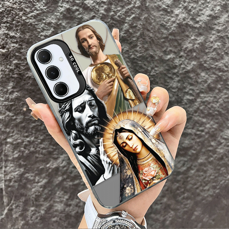 Elegante capa de celular prateada com desenhos de Jesus, Virgem Maria e santos, adequada para Samsung Galaxy S25/S24/S23