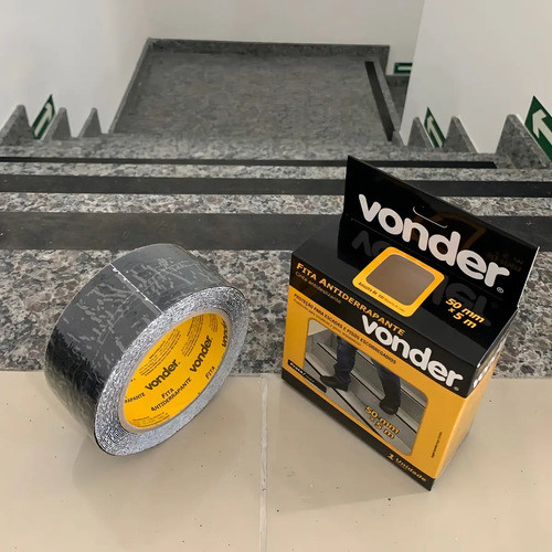 Fita Antiderrapante Preta 50 Mm x 5 M para Escadas Pisos e Rampas Vonder · foto 2