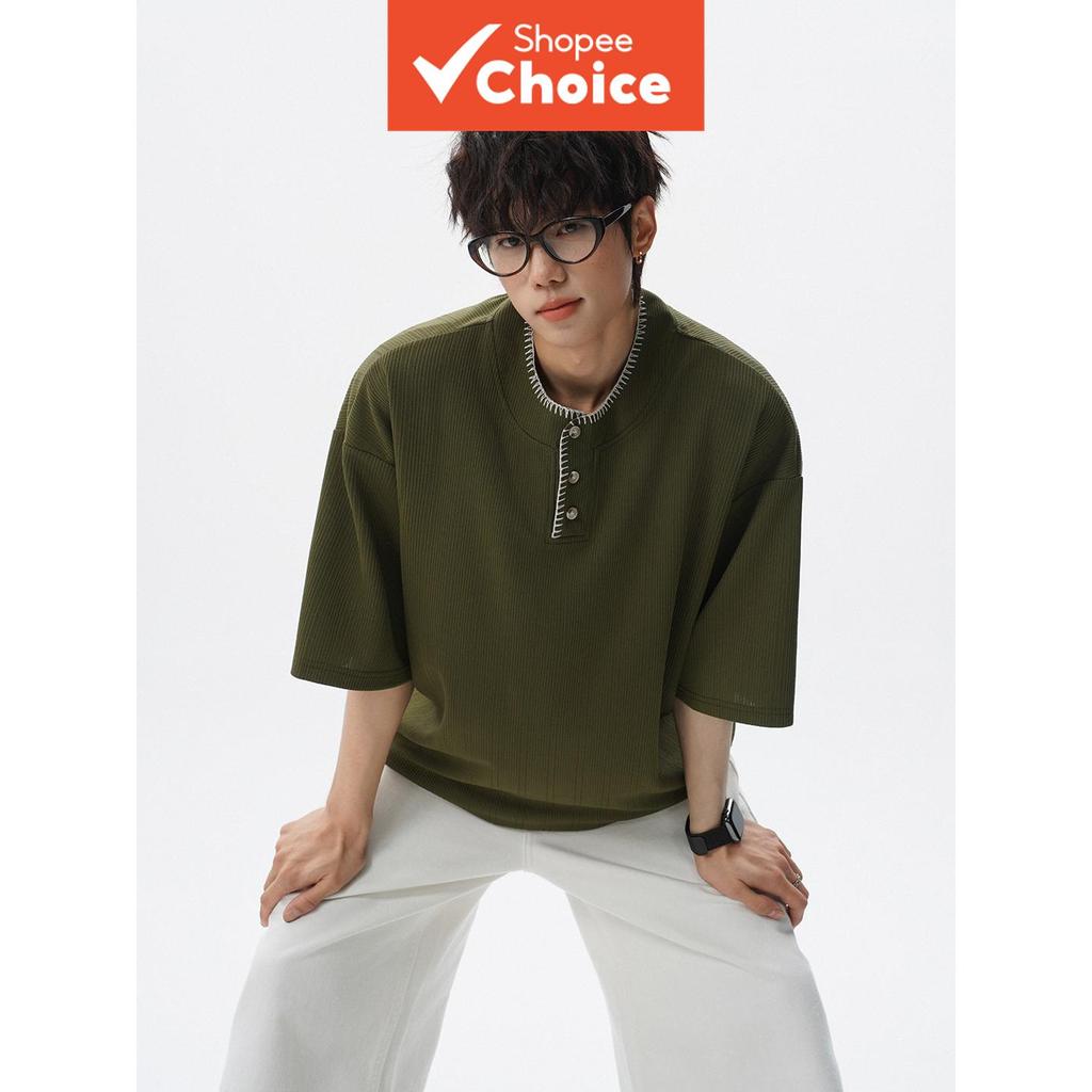 Camiseta masculina verde oliva com gola henley e nervuras, manga curta, ajuste solto, botão meio, camiseta casual para