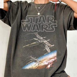 Camiseta Preta Unisex de Alta Qualidade, Design com Naves Espaciais e Planetas do Universo de Star Wars, Letras "STAR WA