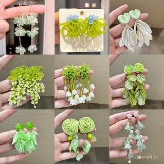 Brincos femininos populares em estilo Instagram, com tema de floresta, em verde suave, com um toque sofisticado, frescos