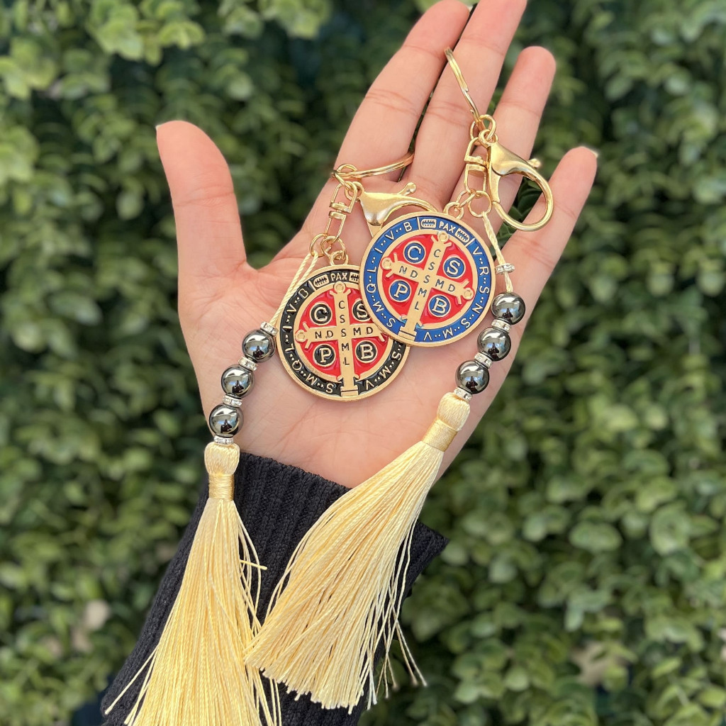 Chaveiro de São Bento - Dourado com Tassel com contas de Hematita