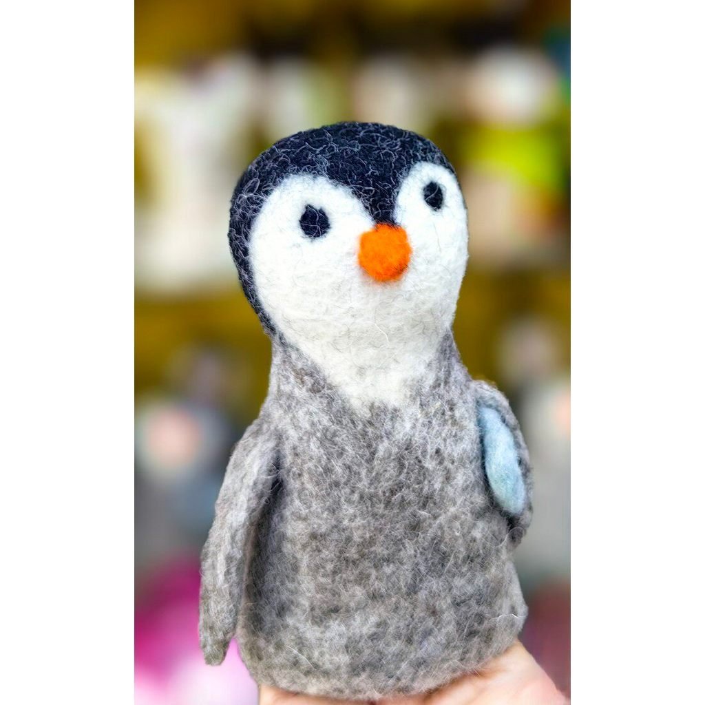 Brinquedo original do Nepal, feito à mão em feltro de lã, com um pinguim gordinho pescando e outros fantoches de mão em