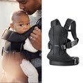 O porta-bebês multifuncional BabyBjorn da série Harmony da Suécia libera suas mãos quando você está fora de casa.