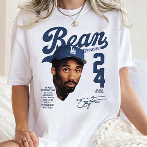 Camiseta Masculina Feminina Oversized Estampa Rosto Kobe Boné Los Angeles Número 24 e Assinatura Camiseta Streetwear