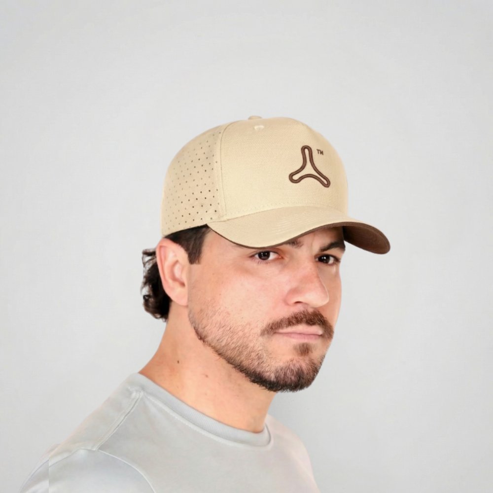 Boné Snapback Aba Curva Furo à Laser - Areia  Boné Snapback Aba Curva Furo à Laser - Areia