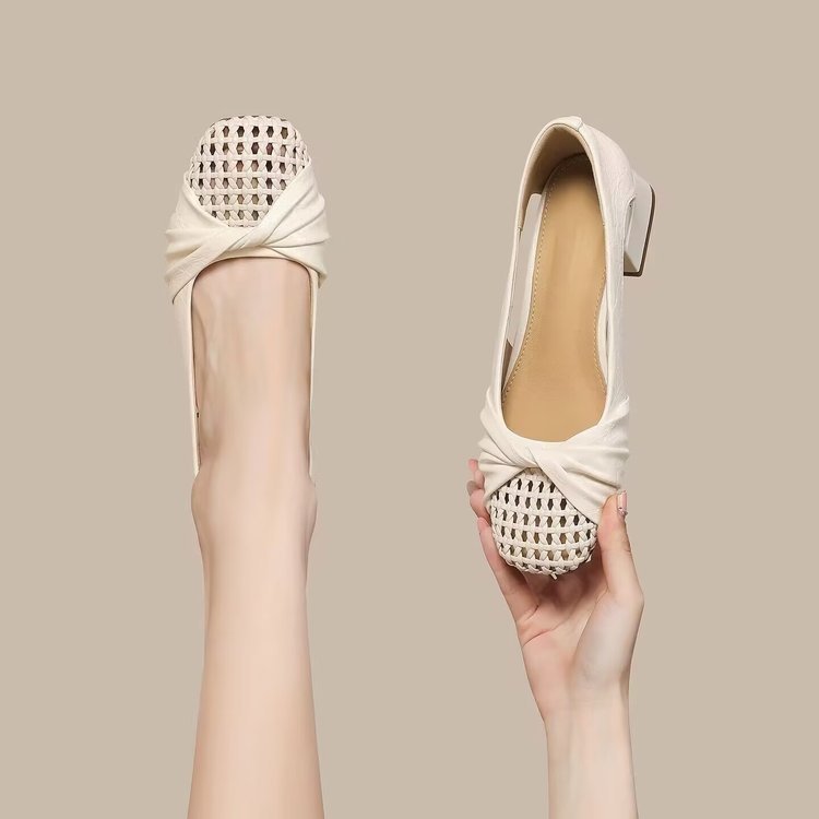 Um Pedal francês único sapatos femininos 2026 novo estilo verão combinando saia mãe sapatos femininos Commuter sapatos d