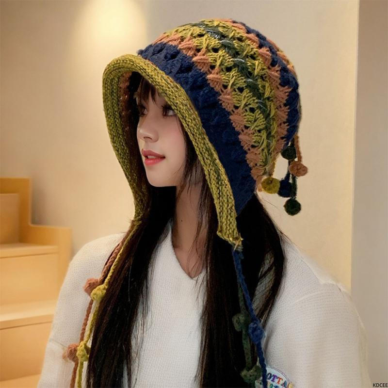 Um gorro de crochê colorido feito à mão, adequado para a moda feminina de inverno, com proteção para as orelhas e um pom