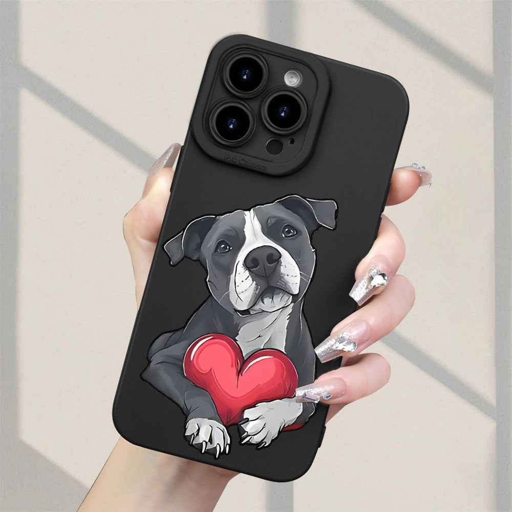 Capa de Celular: Um Pit Bull Fofo Segurando um Coração Vermelho com Pupilas Pretas, Adequada para iPhone 17, 16, 15, 14,