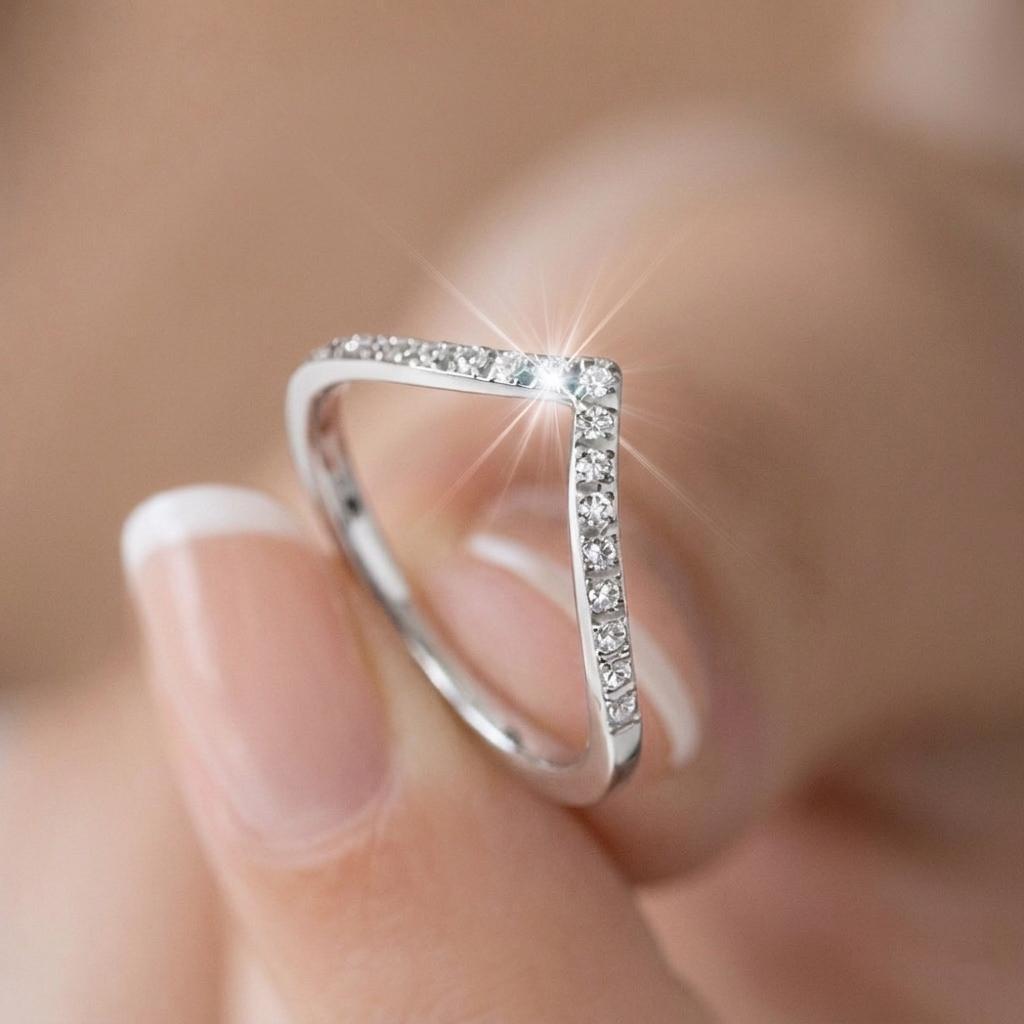 Anel feminino aberto apresenta um elegante design em forma de V, cravejado com zircônias cúbicas banhado a ouro ou prata