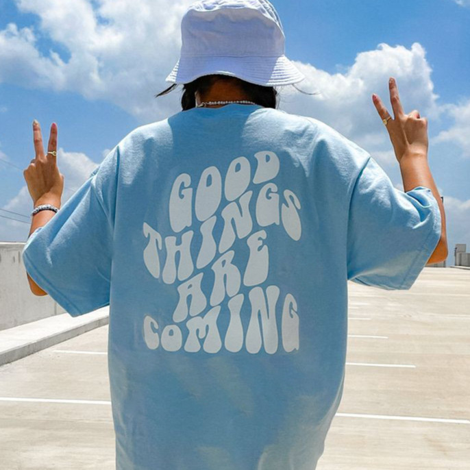 Camiseta Feminina Good Things Are Coming Algodão Camisa Confortável Versátil Casual Estilosa