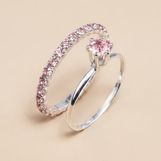 Kit com Dois Anéis Anel Solitário e Aparador Aliança Cravejado com Strass Rosa Bebê Banhado a Prata