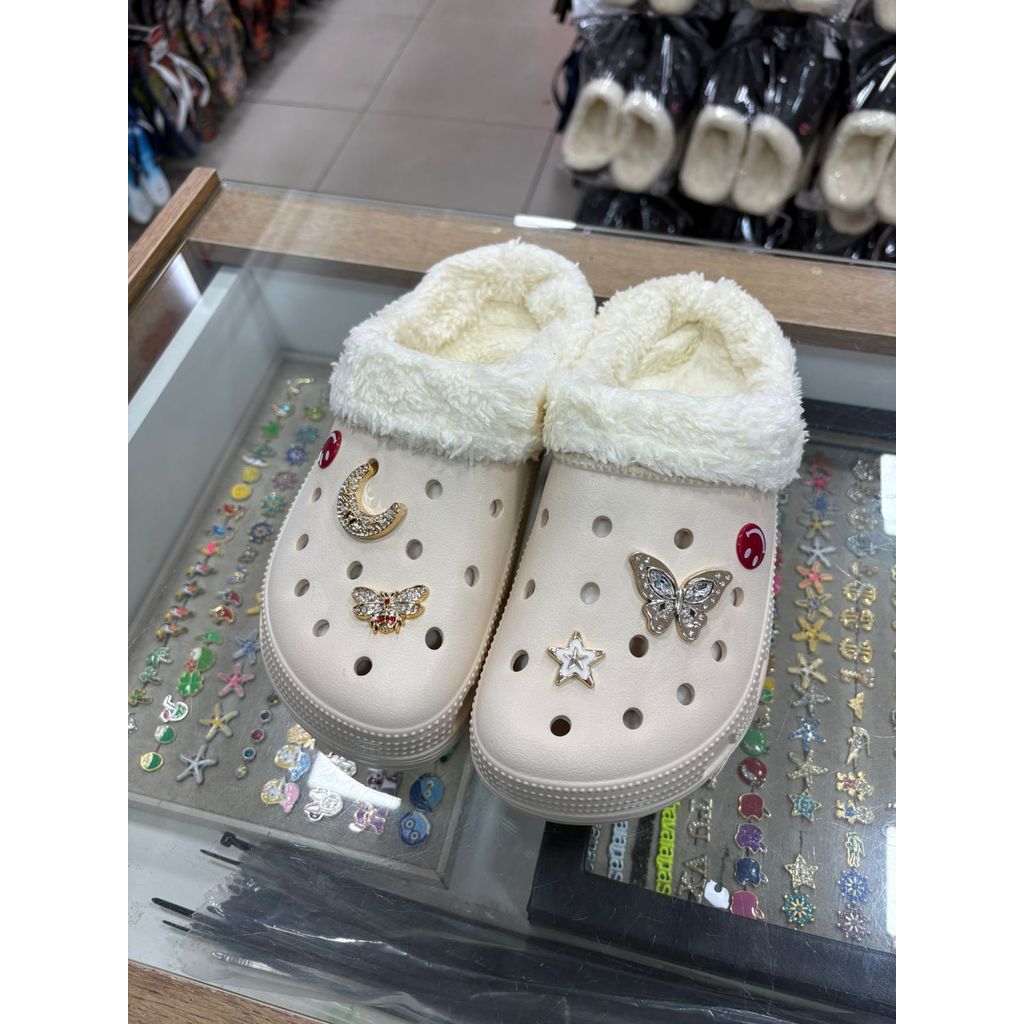Babuche Crocs Yvate EVA Forro de Pelucia Lã 4 Pins Inclusos
