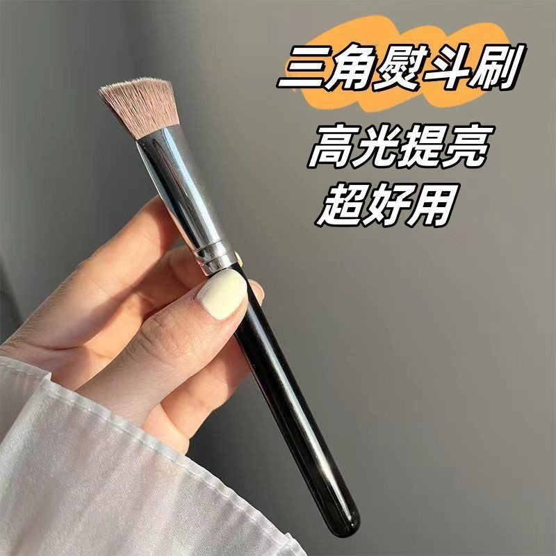 Pincel de iluminador triangular transfronteiriço Pincel de ferro Pincel de corretivo Pincel de base sem rastros Facial P