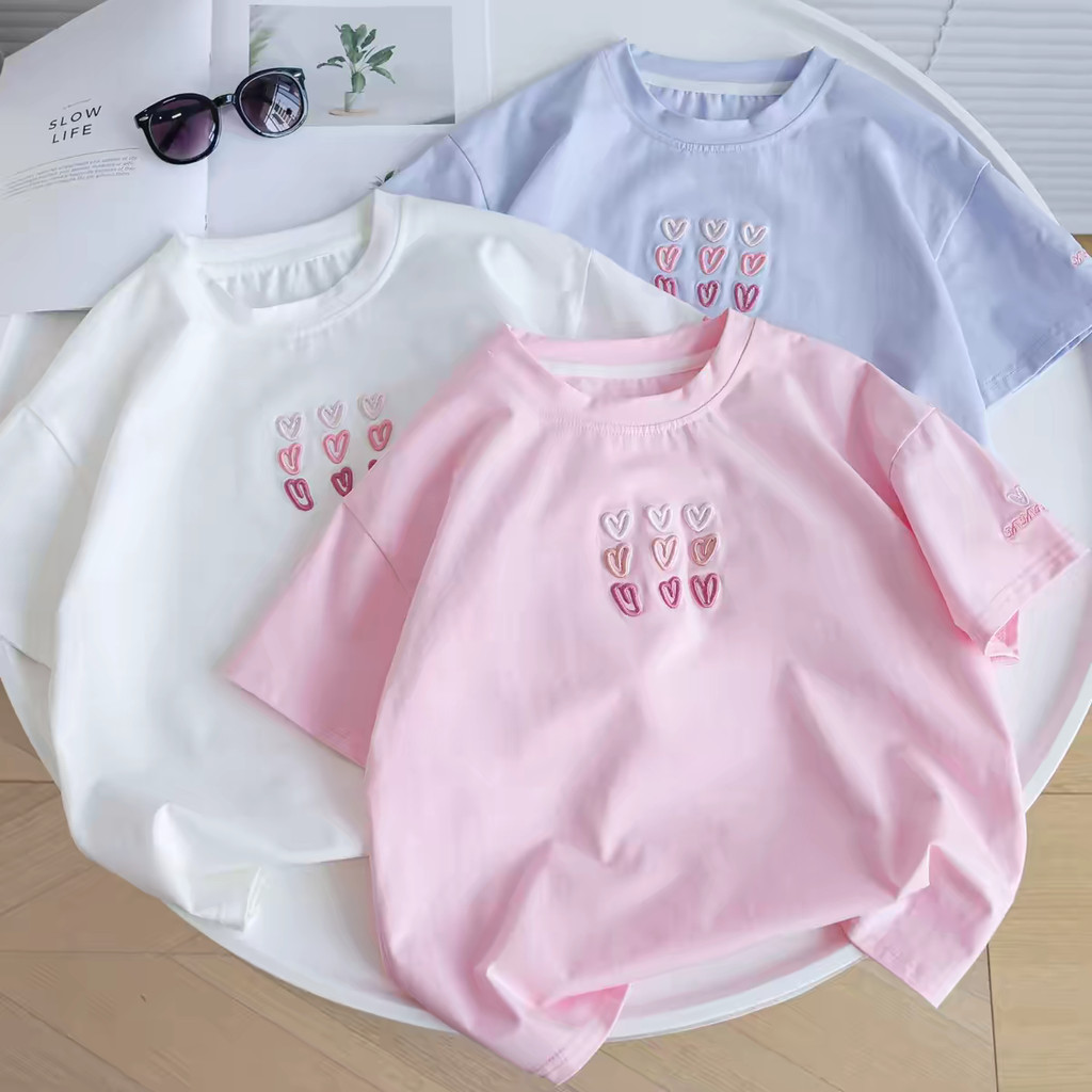 Camiseta para meninos de manga curta 2026 novo estilo verão puro algodão bordado coração médio pequeno crianças meninas 