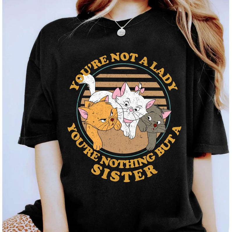 Camiseta Preta Unisex Design com Gatos Estilizados Textos "YOU'RE NOT A LADY YOU'RE NOTHING BUT A SISTER" Moda Urbana Al