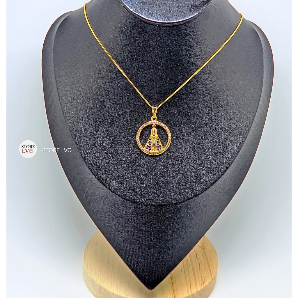 Colar Feminino com Pingente  Nossa Senhora Aparecida Redonda Cravezado Zirconias Folheado a Ouro Gargantilha 45cm